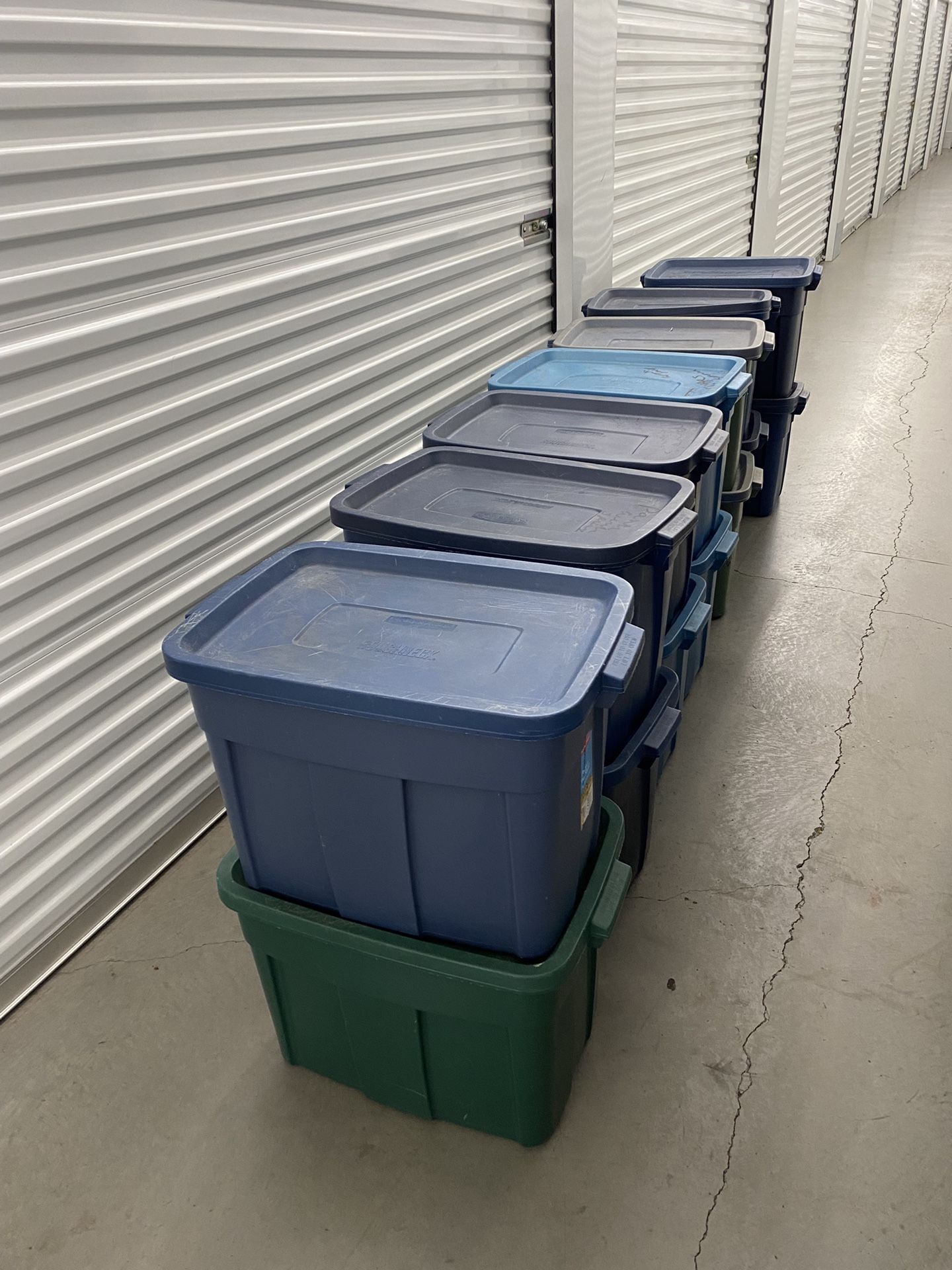 14 Rubbermaid Roughneck Storage Containers 18 Gallon