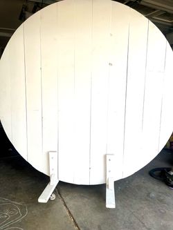 7ft round white backdrop