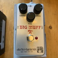 Electro-harmonix EHX Big Muff Pi Rams head fuzz pedal