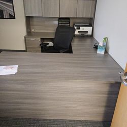 Executive Desk w/ Hutch – Like New – Never Used