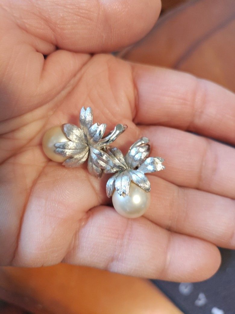 TRIFARI BRAND CLIP ONS ( NOT PIERCED).   PICK UP ONLY