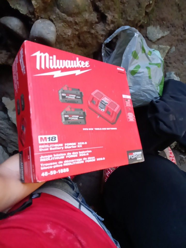 Red Lithium Forge XC8.0 Dual Battery Starter Kit