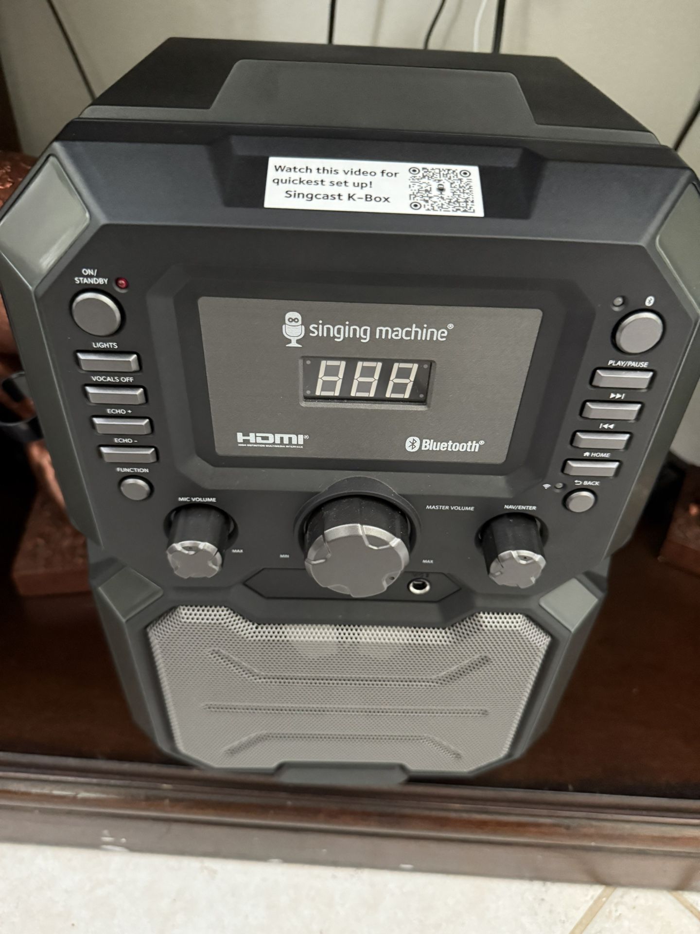 Balfe Para Karaoke Con Su Micrófono