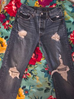 Women's Highrise Distressed Levi's 501