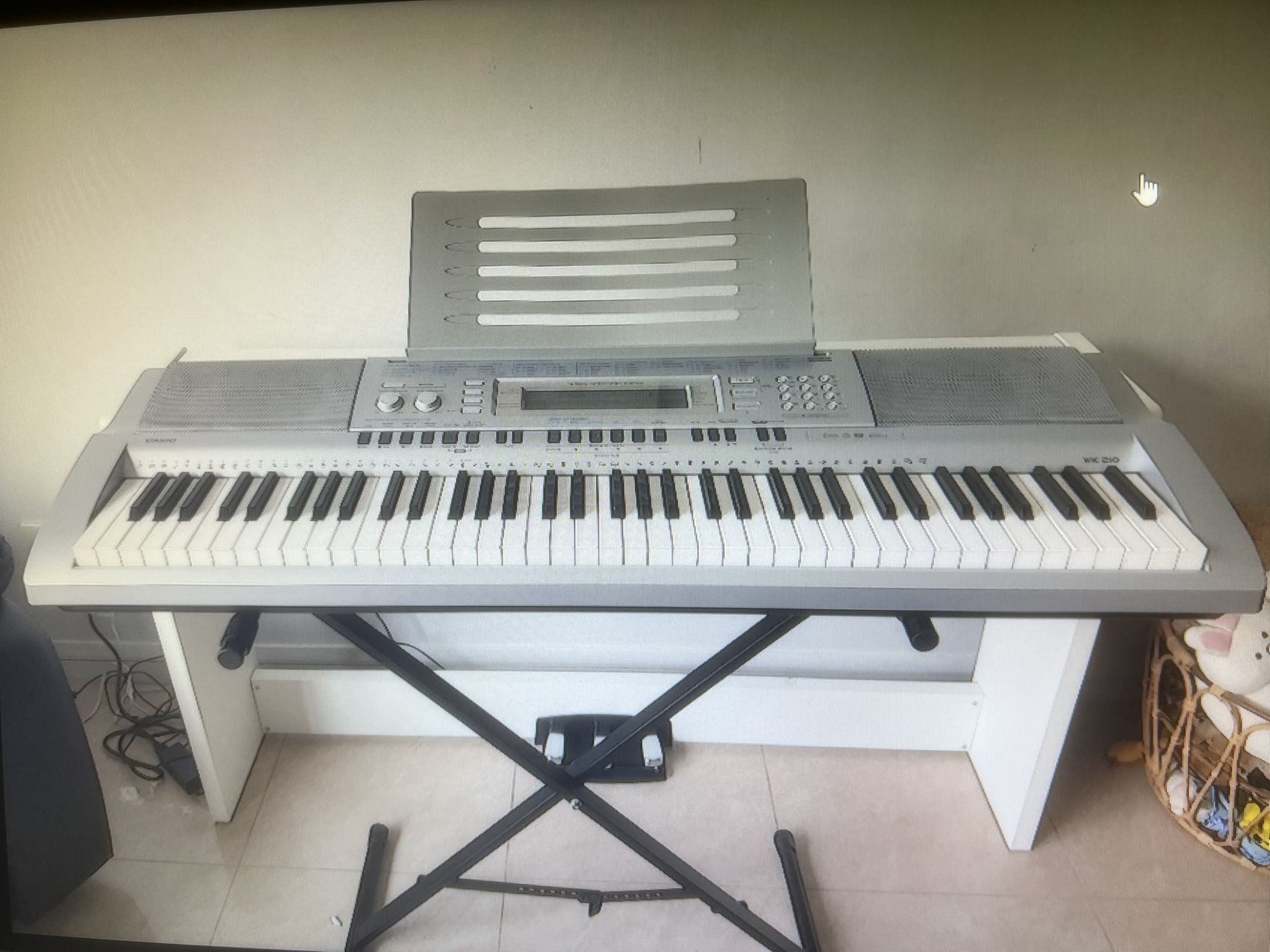 Casio WK-210 Keyboard/piano, Silver And White