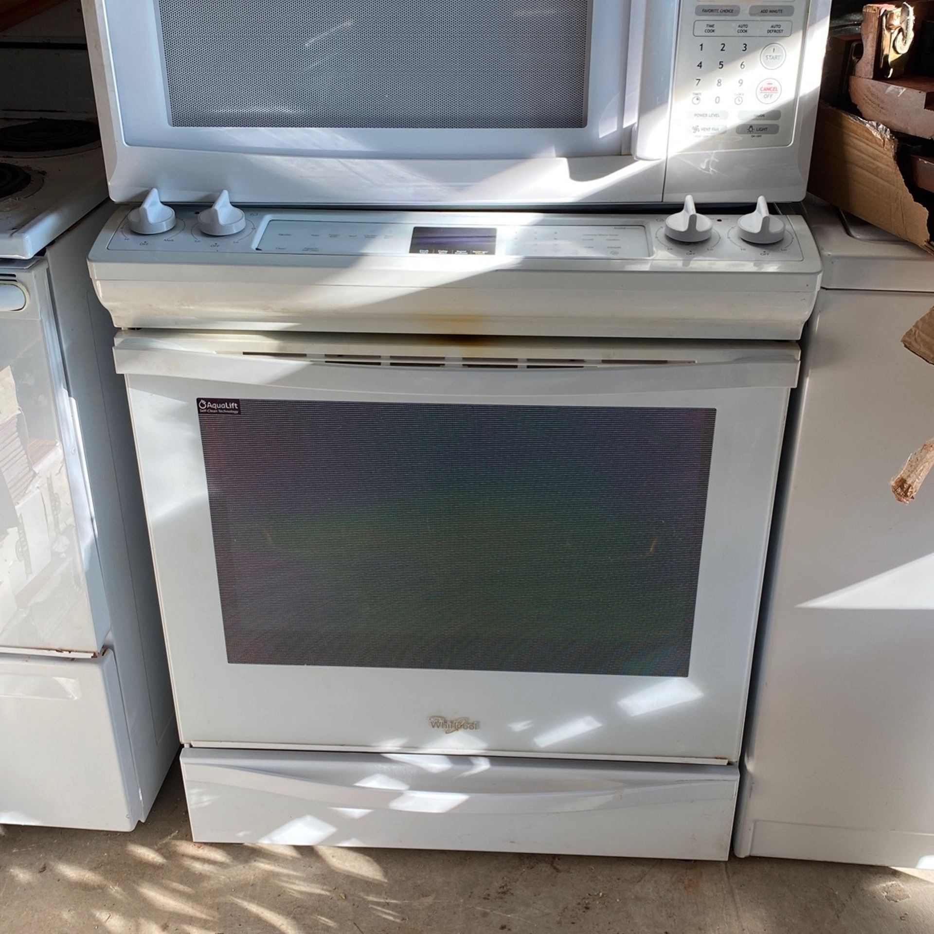 Slide-in Whirlpool Stove and Microwave