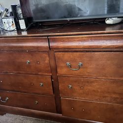 Free Dresser With Mirror 