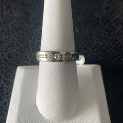 14 KT  Ring Size 8 0.25ct Diamonds