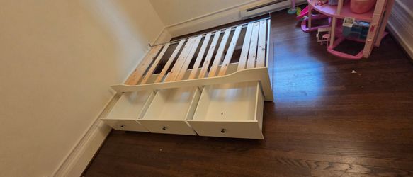 *Pending*FREE Twin bedframe