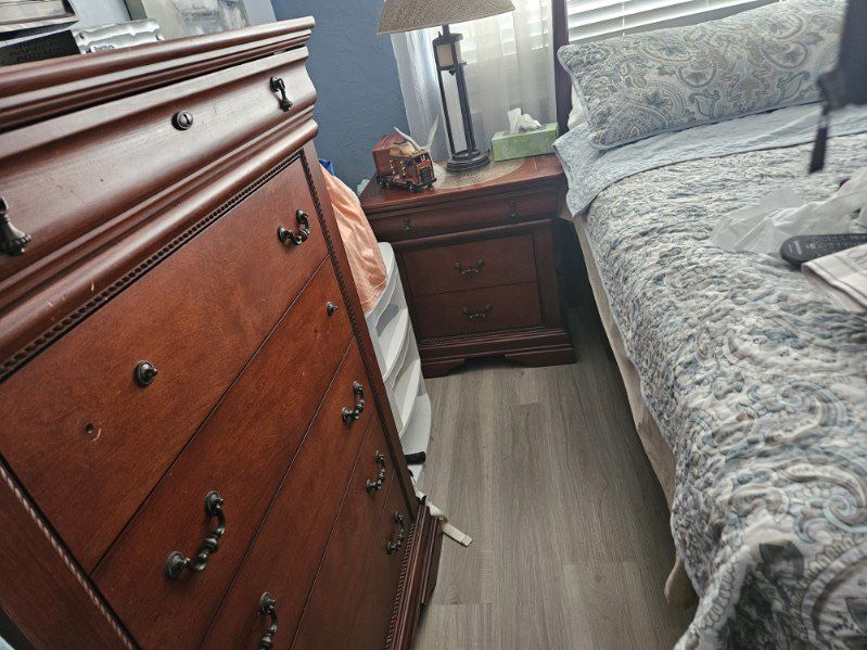 Bedroom Set / Antique Brown 30$