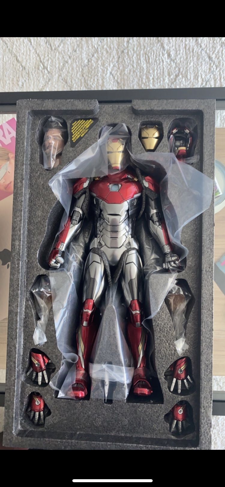 Iron Man Mark 47 Hot Toys Figure