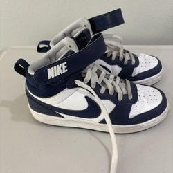 Boys’ size 4Y Nike Court Borough Mid 2 Shoes