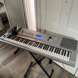 Yamaha Portable Grand Piano DGX-230 Piano Electronic Keyboard 76 Keys Clean