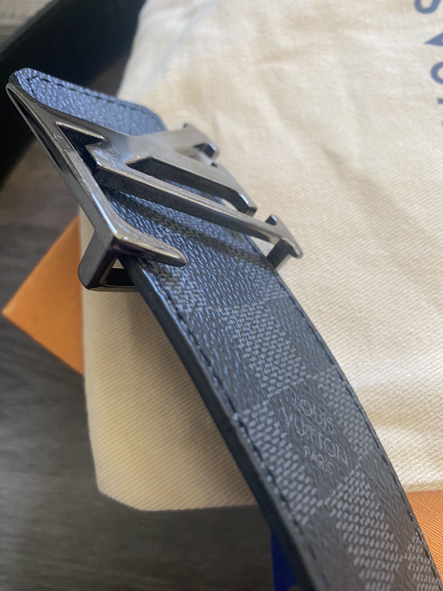 Authentic Men’s Louis Vuitton Inventeur Damier Graphite Belt with  reversible strap for Sale in Fort Lauderdale, FL - OfferUp