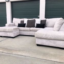 Huge Beige Sectional Couch From Ashley Furniture In Excellent Condition- FREE DELIVERY 🚛
