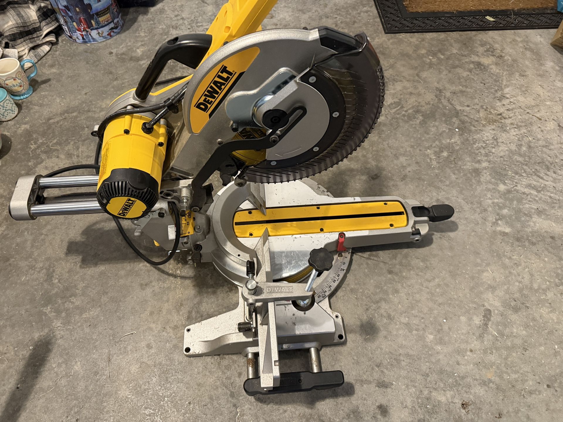 DEWALT® DWS779 miter saw