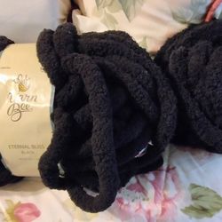 ASSORTED COLORS CHUNKY YARN