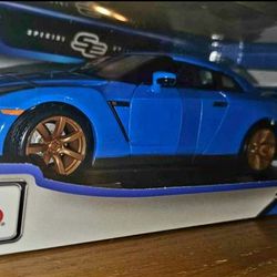 Stunning 2009 Nissan GT-R (R35) New W/Factory Harness, Tahiti Blue1:18 Maisto $50. Rare find.