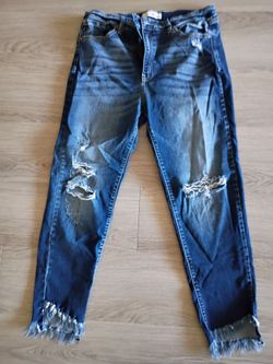 Distressed Skinny Jeans with Frayed Hem