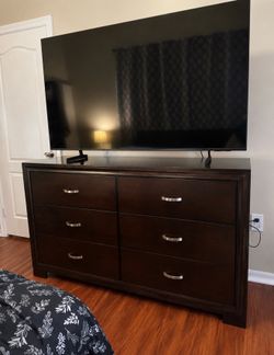 Matching Dresser & Nightstand Set – Excellent Condition