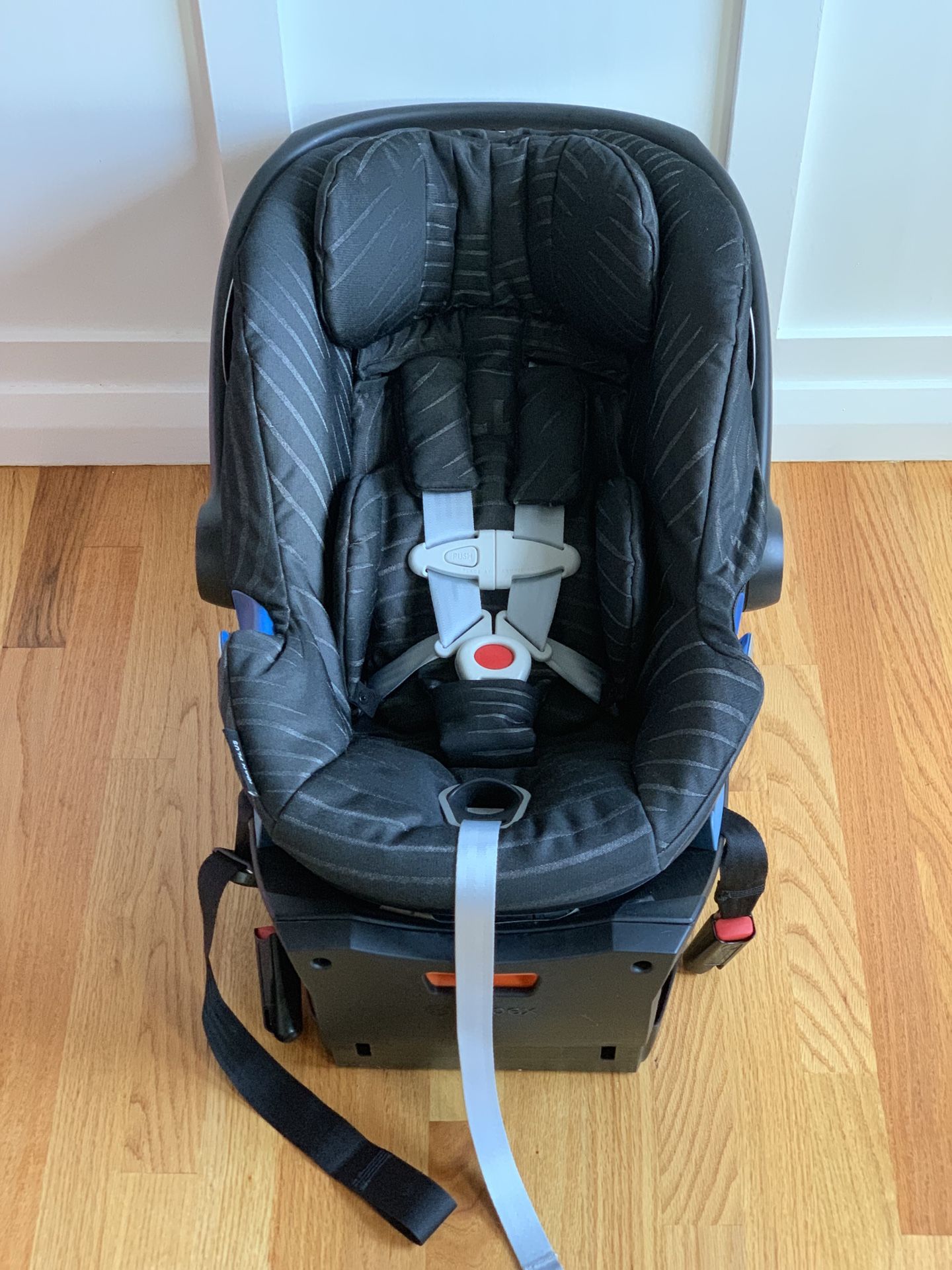 GB Idan Baby Plus Infant Car Seat with Load Leg Base- like new