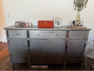 Free side board / dresser