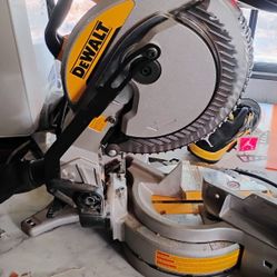 DeWalt Compound Miter Saw . 10 Inch Blade  DWS713