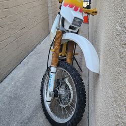 Suzuki Dr 250.