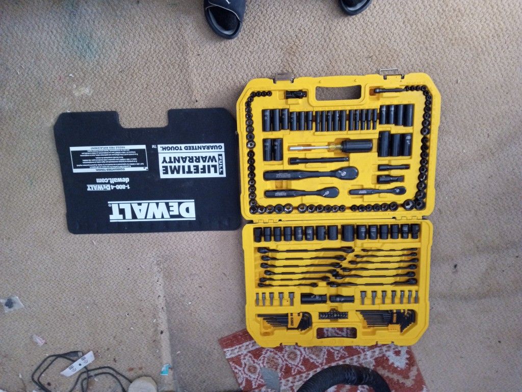 DeWalt 184 Piece Wrench Set