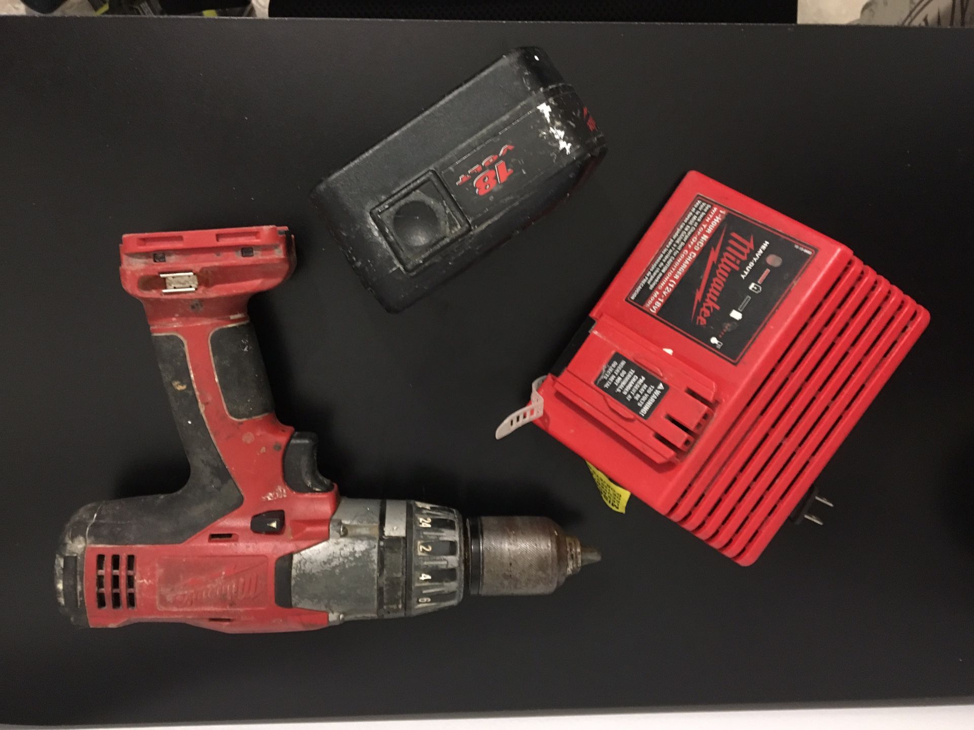 Hammer drill milwaukee with battery and charger