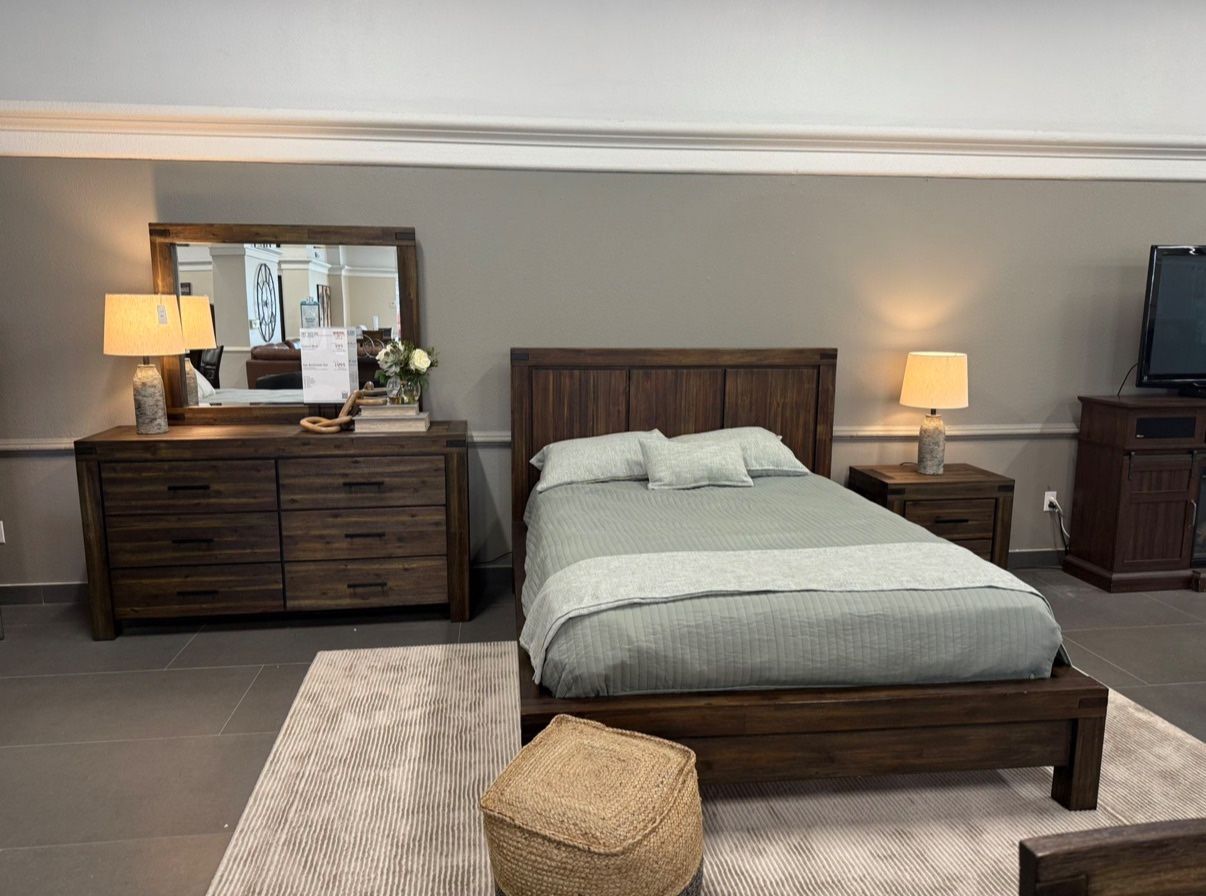 High Quality Bedroom Set In Like New Condition