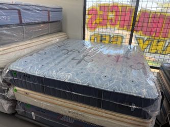 KING SIZE STEARNS & FOSTER ESTATE (MEDIUM) MATTRESS & BOX SPRINGS BED SET