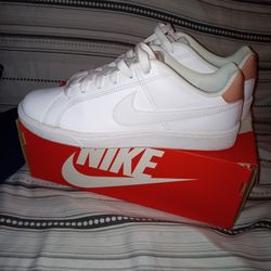 White Nikes Shoes Woman's 7.5