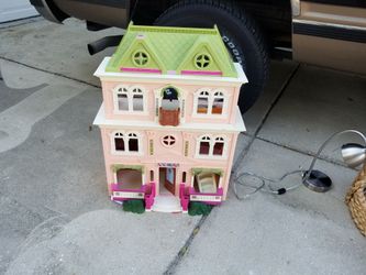 Fisher Price doll Mansion, furniture, dolls
