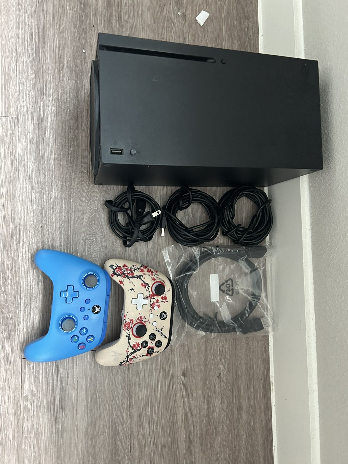 Xbox Series X Used 2controllers