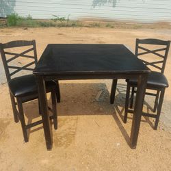 Bar Height Table with 2 Chairs . in great condition 