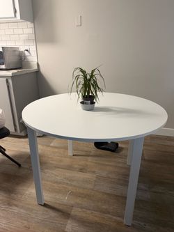 VIHALS Table, white/white, 42 1/8 "