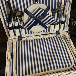 Vintage Style Insulated Picnic Basket For 4