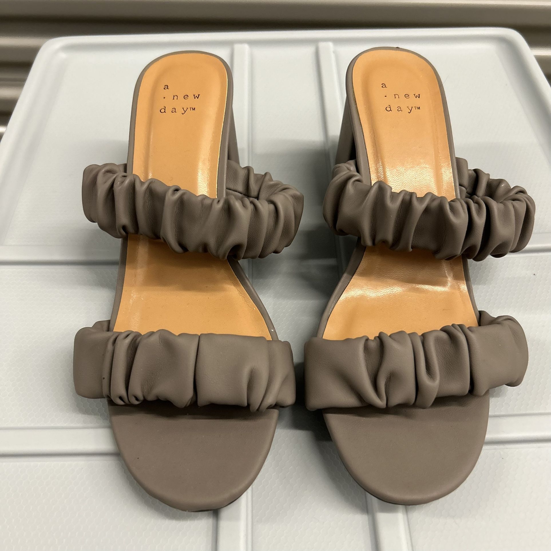 *NEW* scrunchy strap block heel sandals  