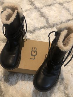 Ugg women’s boots ( size 8 real short ones) real