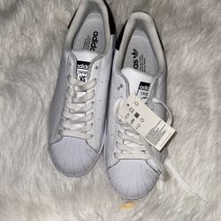 She’ll Toe Adidas. Size 7.5 Men’s 