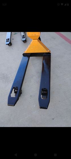 5500 Uline Pallet jack with scale $999