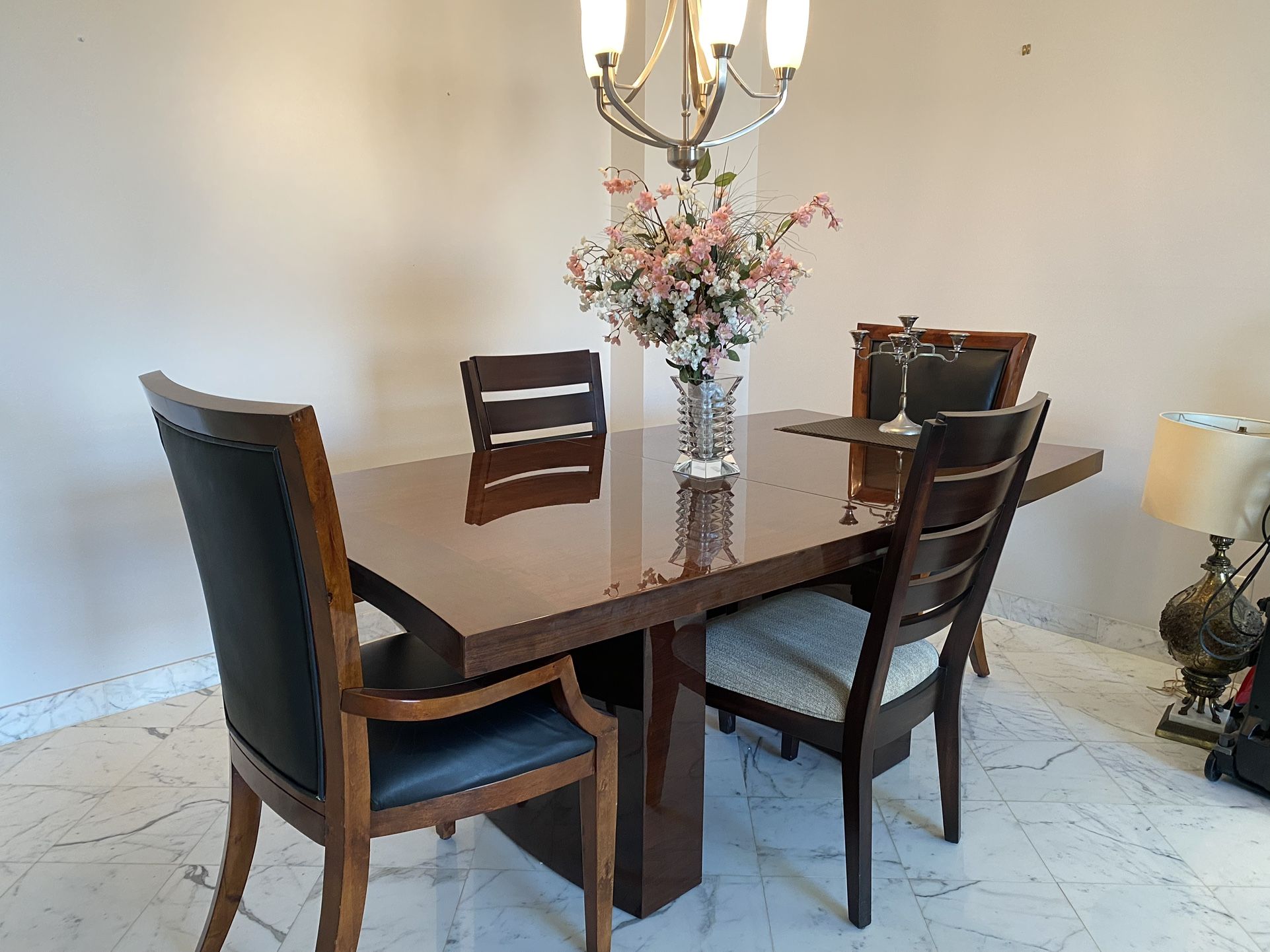 Beautiful Italian High Gloss Dining Room Table And 4 Chairs