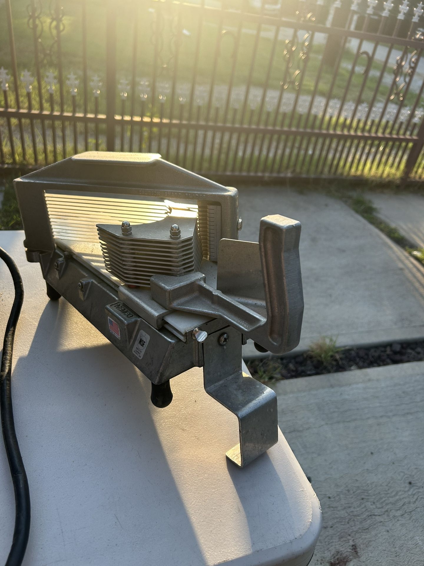 COMMERCIAL TOMATO SLICER