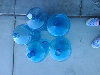 Tengo 5 Botes De 5 Galones 