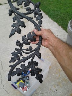 Cast aluminum wall hanger