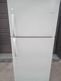 Refrigerator Works Well Spacious Delivery Available 

Spacious refrigerator interior with wire shelf.
Delivery Available 
Pickup in Shadyside