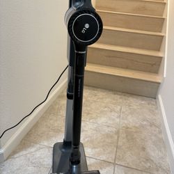 Vacuum cleaner in excellent condition for sale.