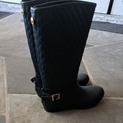 Used GUESS RUBBER BOOTS SIZE 11 WOMAN in good shape 
