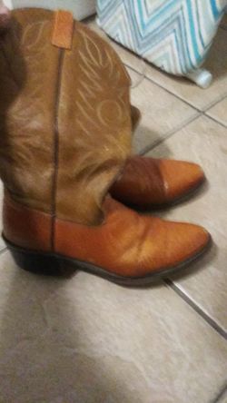 Size 9M cowboy boots